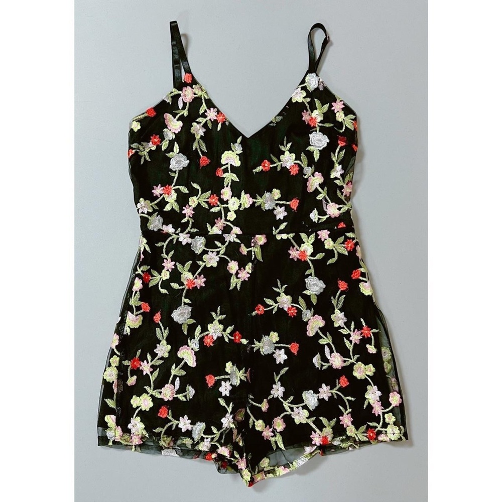 Black Floral Flowers Playsuit Shorts Romper Jumpsuit Jumper Onesie Size S 🌹✨